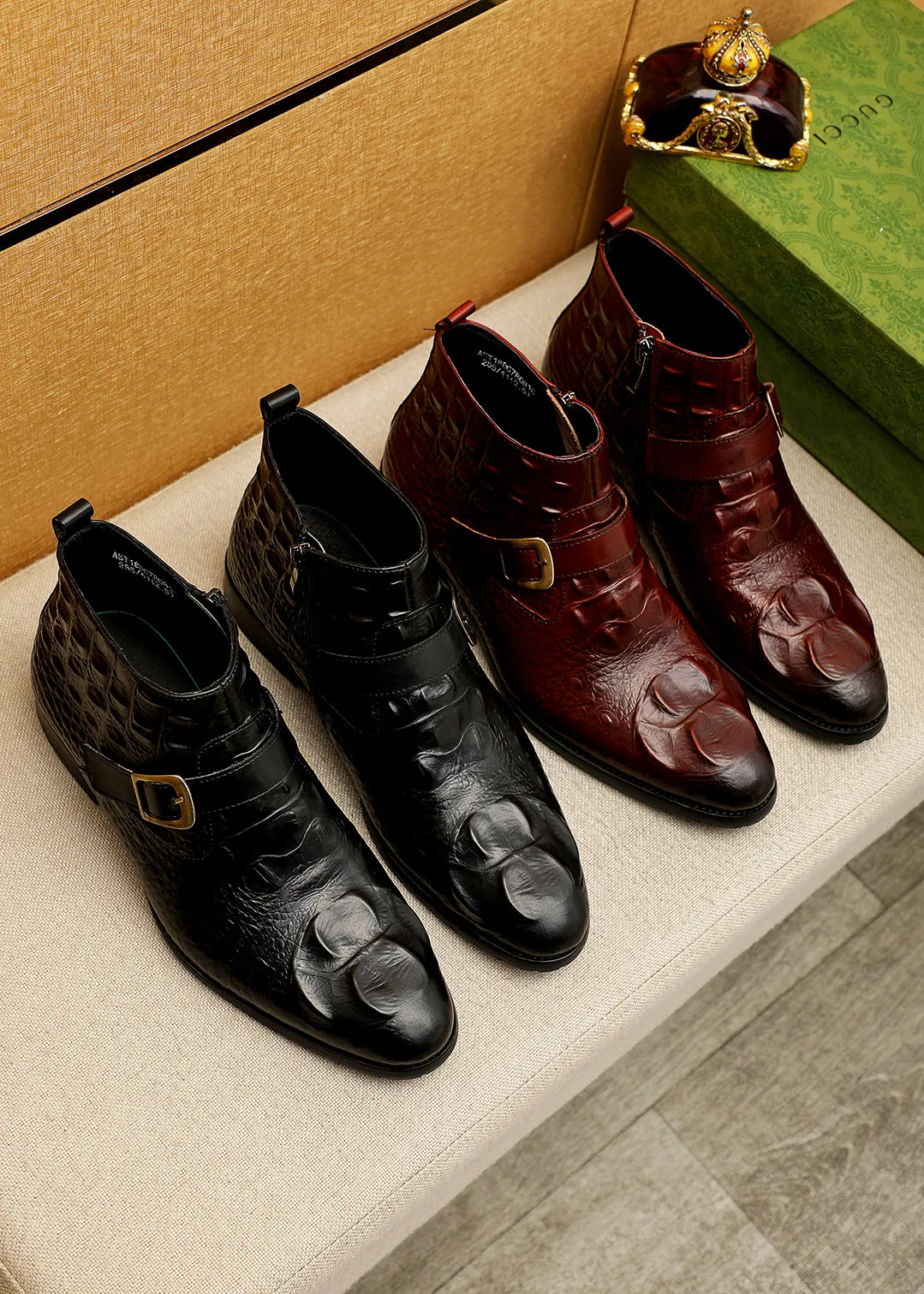 Men's shoes 💰600 💐 Product trademark: GUCCI "Gucci" high-top leather shoes Regular size: 38-44 (37.45.46🉑️Customized) Product materials: Selected imported first-layer calfskin embossed upper + luxury hardware buckle, imported sheep 🐑 leather lining. Strong three-dimensional visual effect, original outsole color: 2 colors available